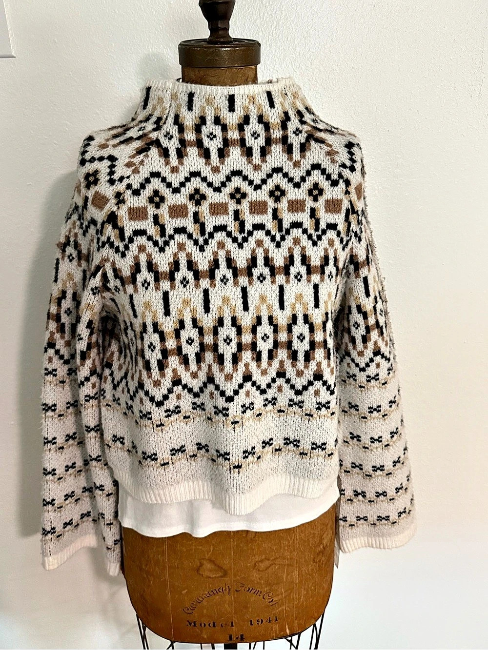 NWT Madden Girl Geometric Turtleneck Sweater White & Brown Size Large